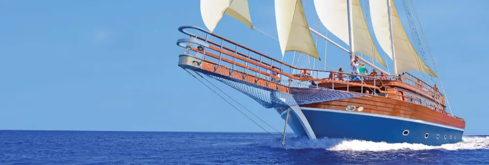 PIRATES SAILING BOAT