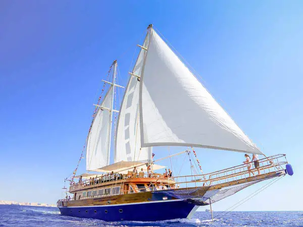 PIRATES SAILING BOAT