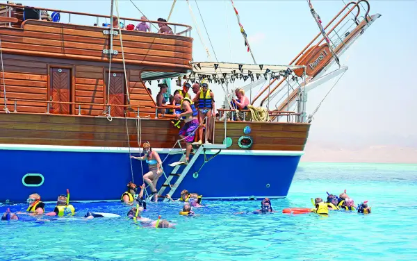 PIRATES SAILING BOAT