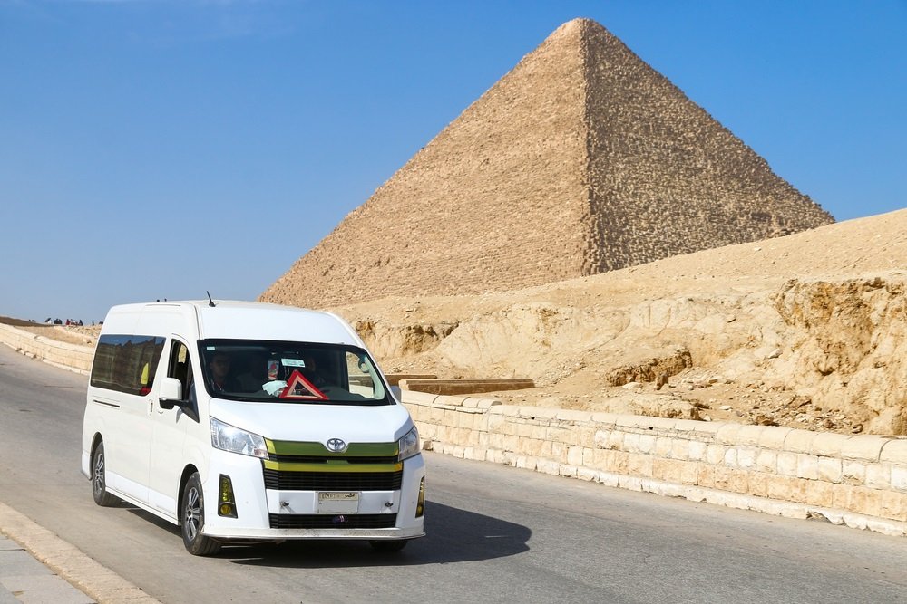 A private car and a private guide for the tour in Cairo