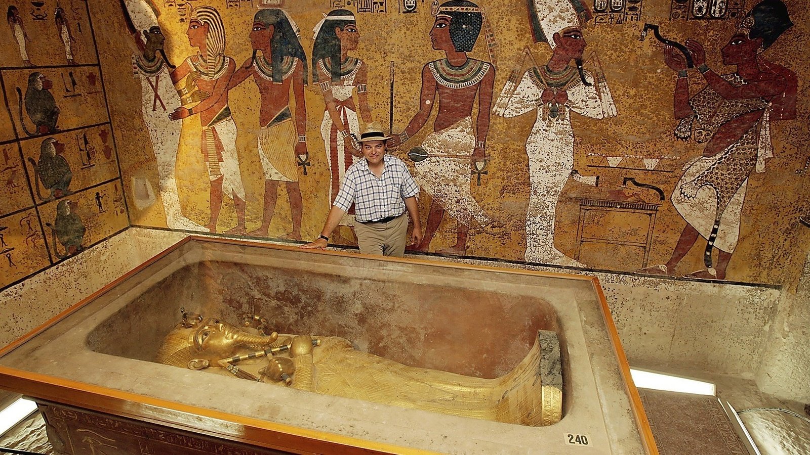 <p>How much gold was found in Tutankhamun's tomb?</p>