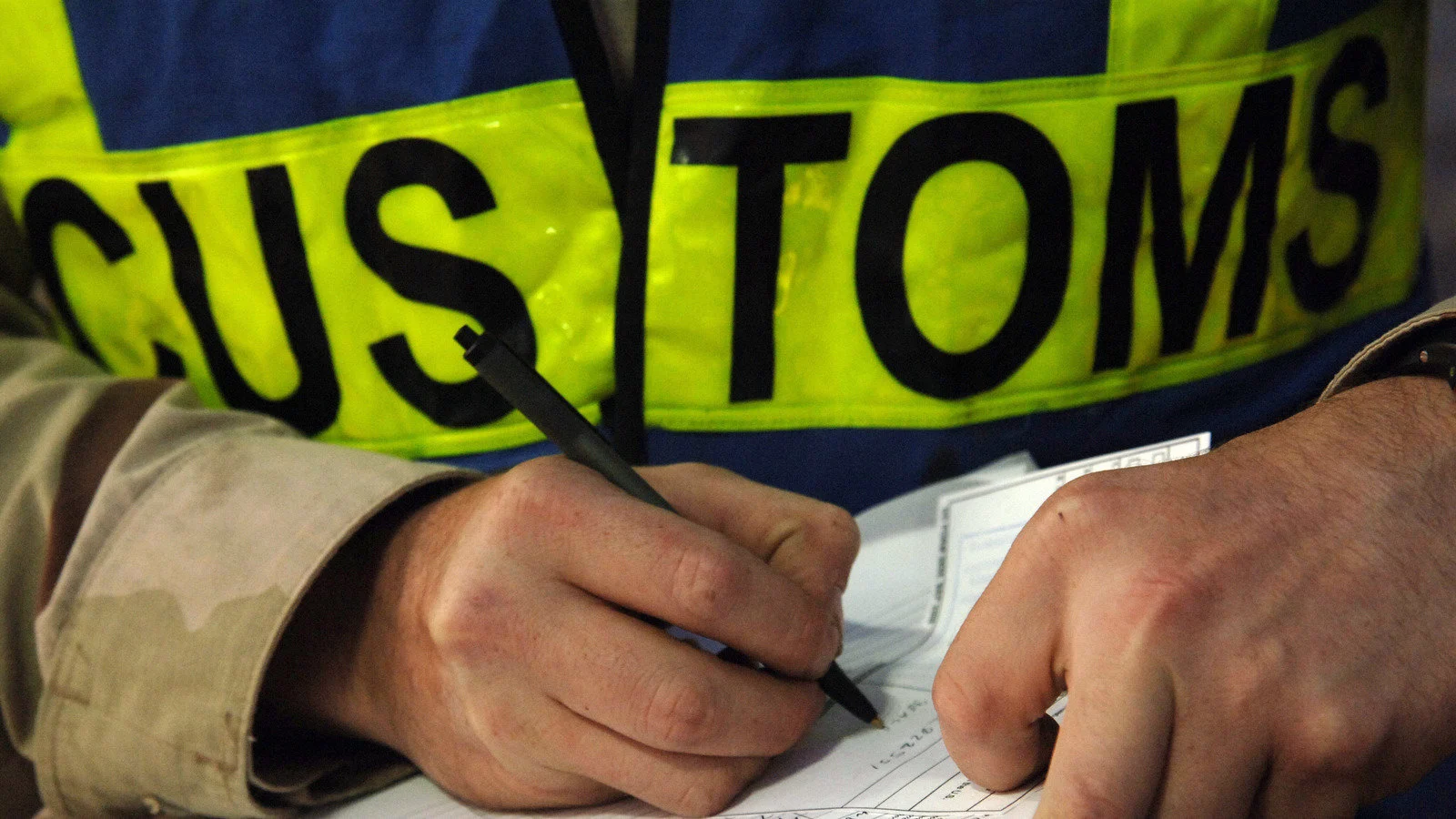 <p>When should a tourist go to customs at the airport when arriving or departing from Egypt?</p>