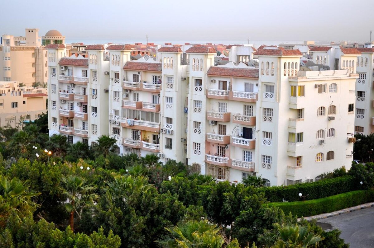 <p>Why is the maximum height of buildings in Hurghada limited to only five stories?</p>