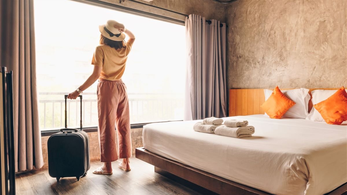 <p><strong>How can the tourist get a good room in a hotel?</strong></p>