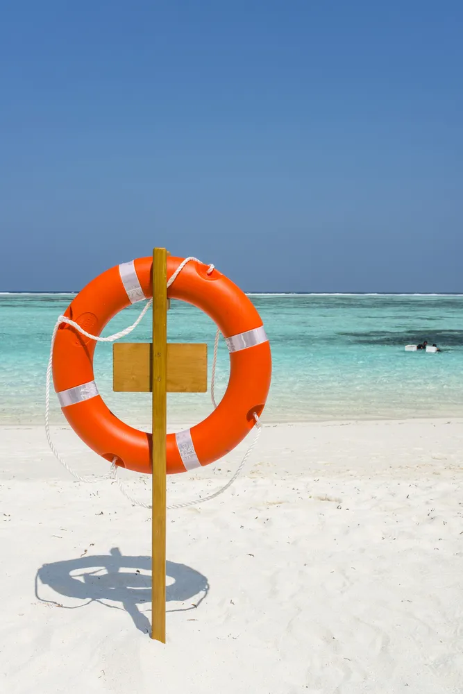 <p><strong>What safety factors should tourists always follow when swimming in the sea?</strong></p>