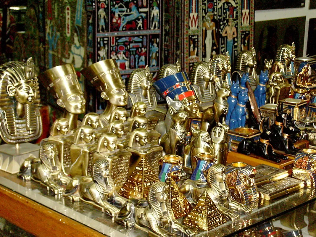 <p><strong>What tips can help you avoid being scammed when buying souvenirs in Egypt?</strong></p><p><br></p><p><br></p>